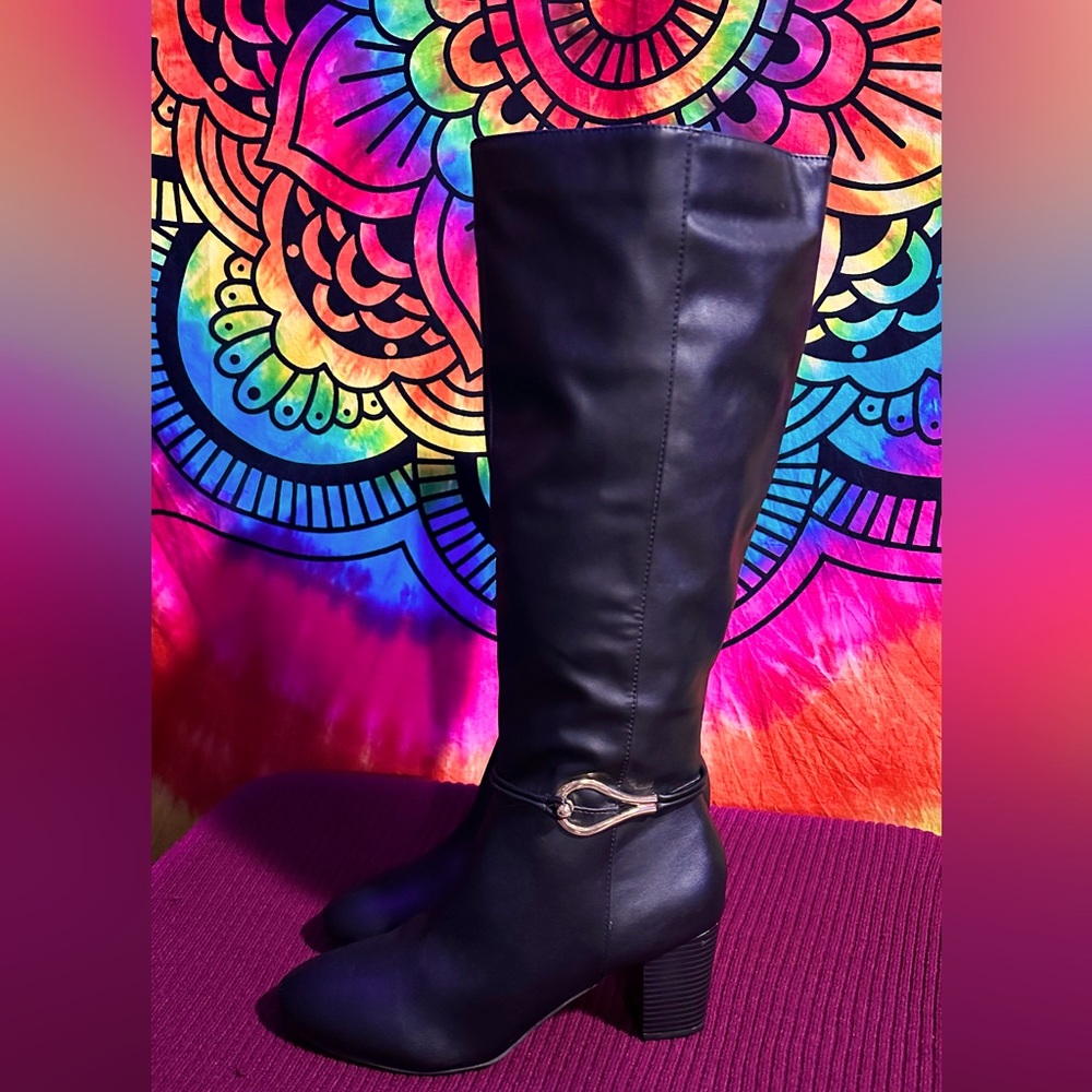 I am selling a pair of size 10 black knee high boots only worn once